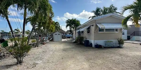 1693 Bayview Dr