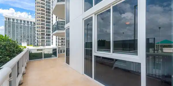 4775 Collins Ave