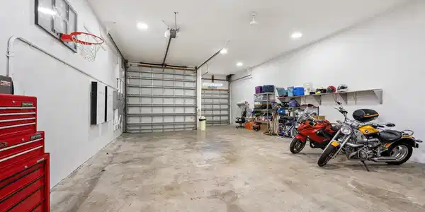 Image 2: Garage