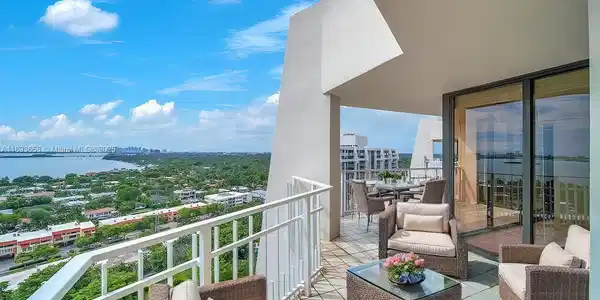 2000 Towerside Ter