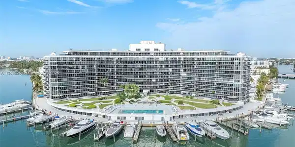 900 Bay Dr