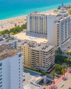 1621 Collins Ave