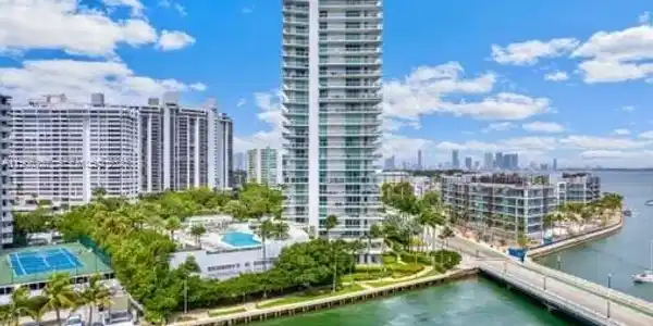 10 Venetian Way