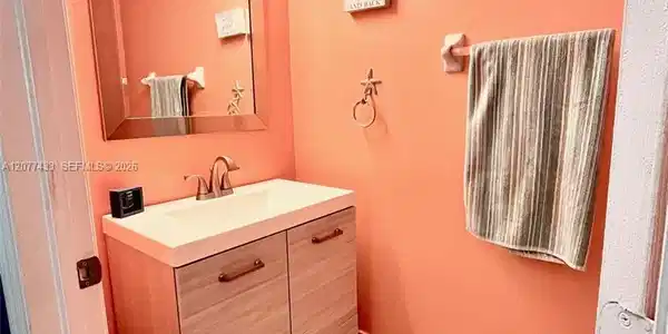 Image 4: 1/2 bath