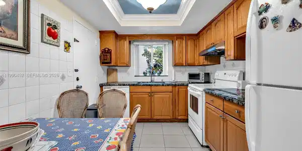 Image 4: Plenty of cabinets