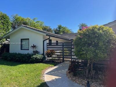 2606 N Riverside Dr