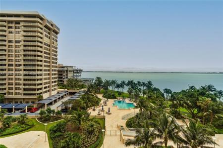 2 Grove Isle Dr