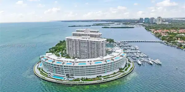 3 Grove Isle Dr