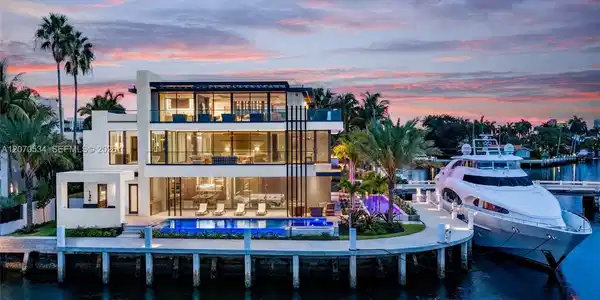 1400 W Lake Dr