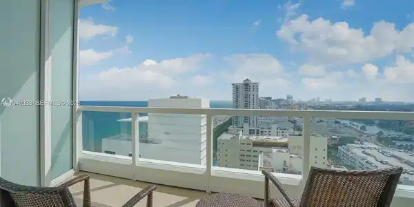 4391 Collins Ave