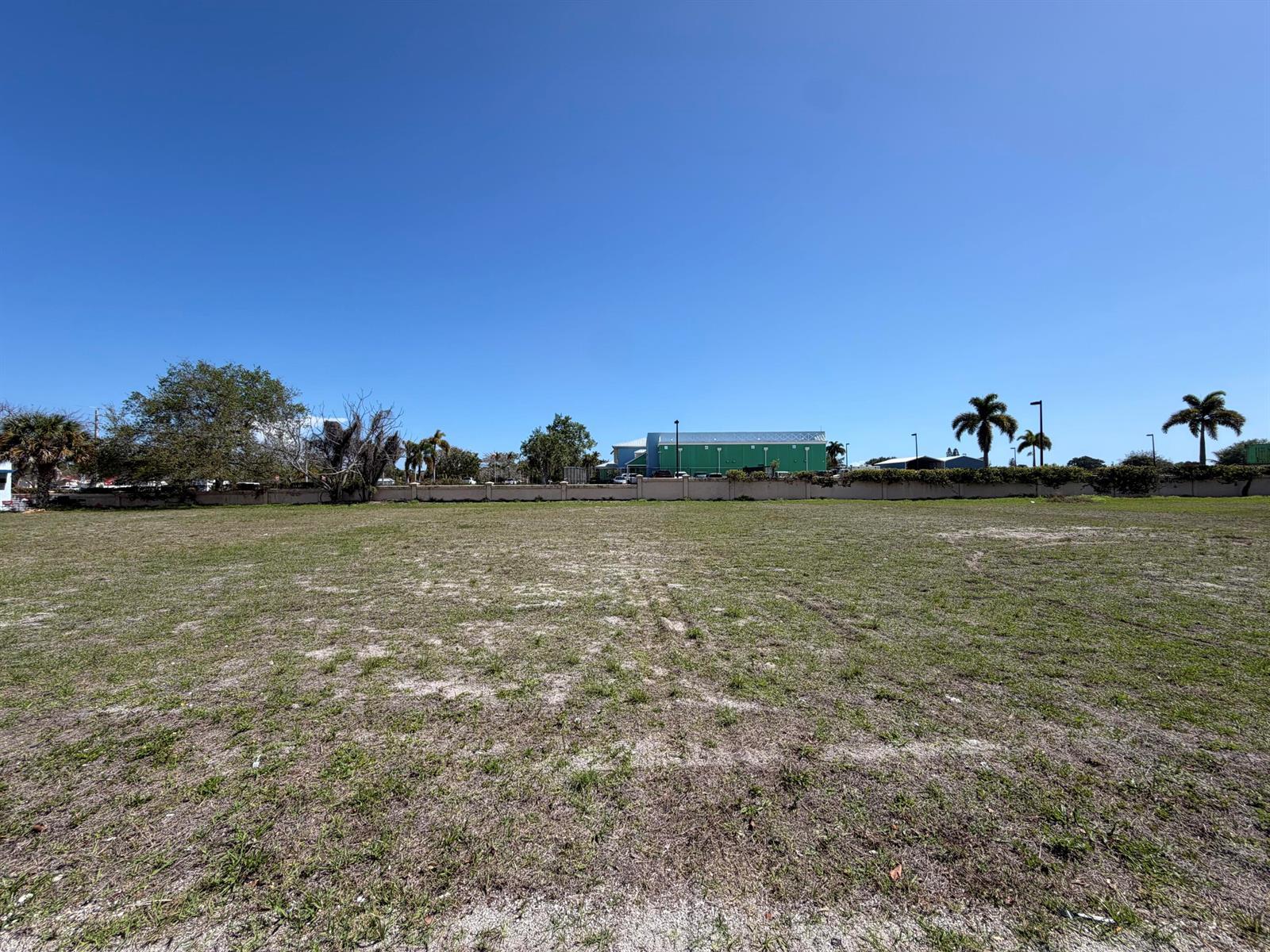 Image 2: 1 Acre ready to build