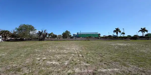 Image 2: 1 Acre ready to build