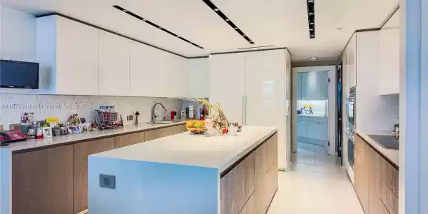 9999 Collins Ave