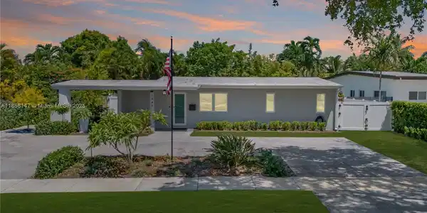 1945 S Hibiscus Dr
