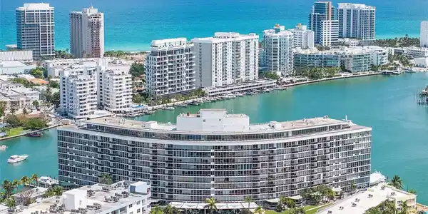 900 Bay Dr