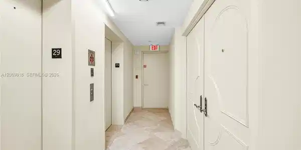 Image 4: Foyer, private elevator entry
