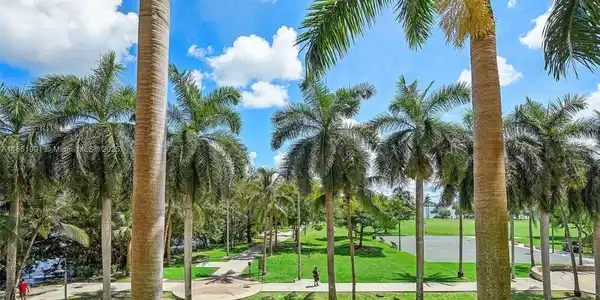 2000 N Bayshore Dr