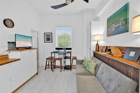 255 W 24th St
