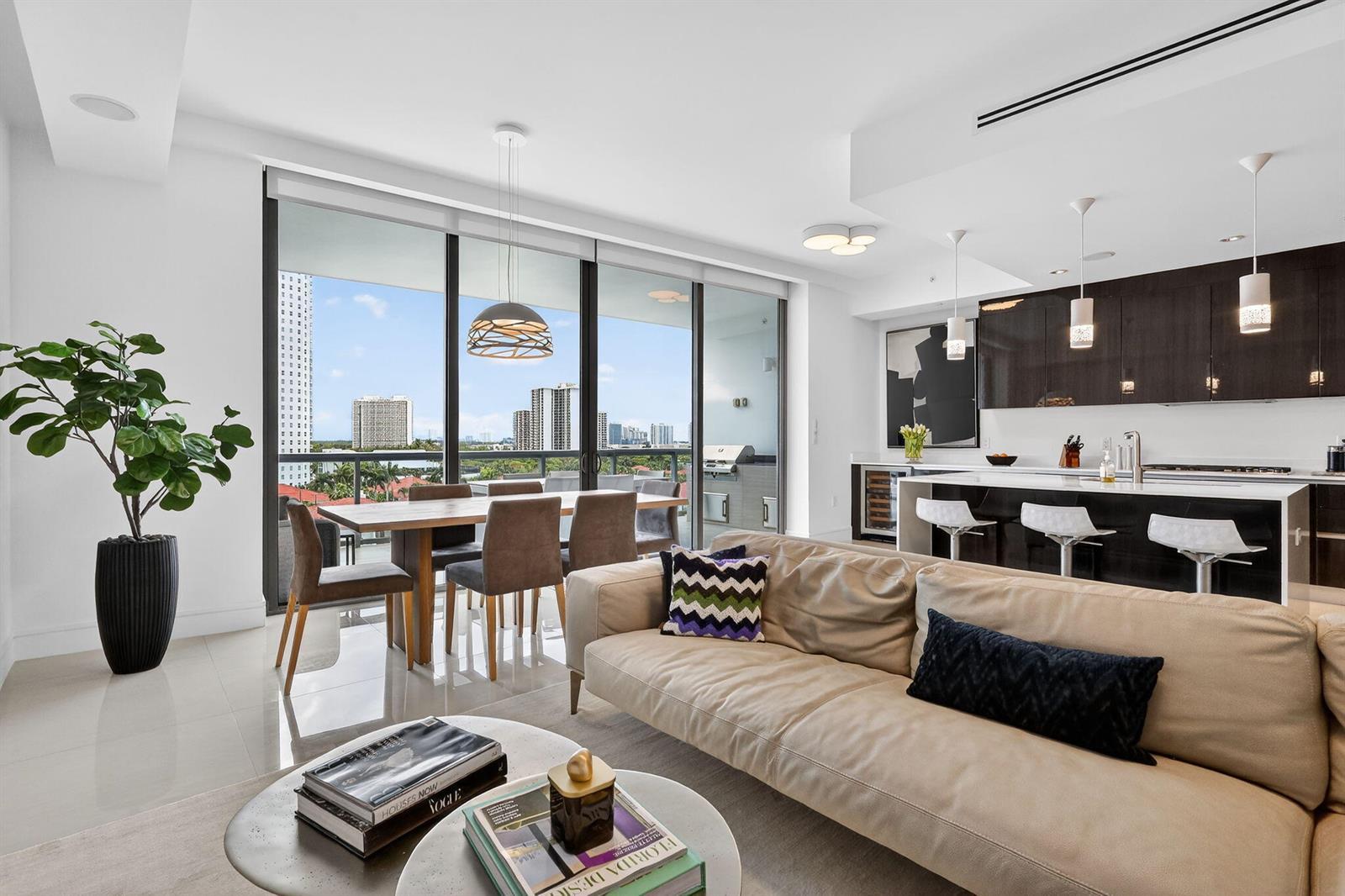Image 4: Living room