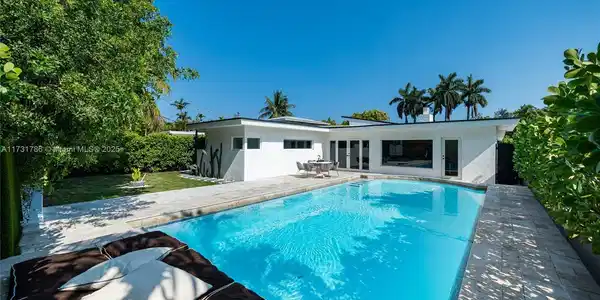835 Fairway Dr