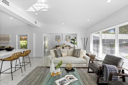 12560 Alamanda Dr