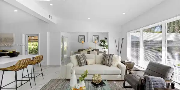 12560 Alamanda Dr