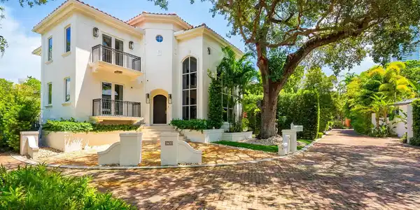 Image 2: Private Gated Residence
