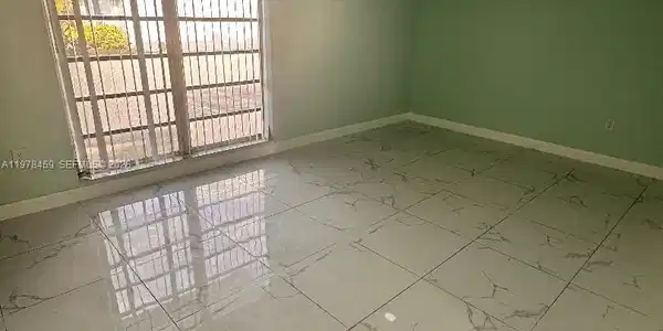 Image 4: Living room