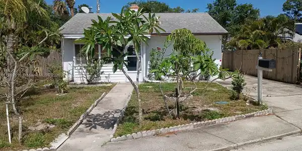 1213 W Azalea Ct