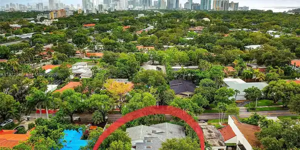 Image 4: Great location! Only five minutes to Brickell financial center