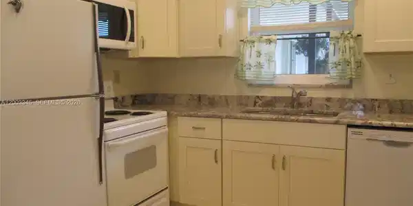 Image 4: WHITE APPLIANCES