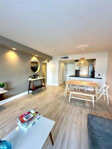 2899 Collins Ave