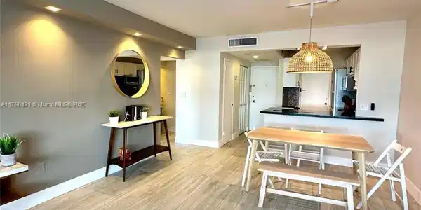 2899 Collins Ave