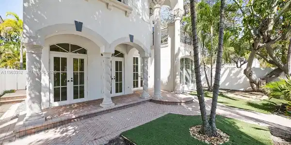 Image 3: Front Entrance