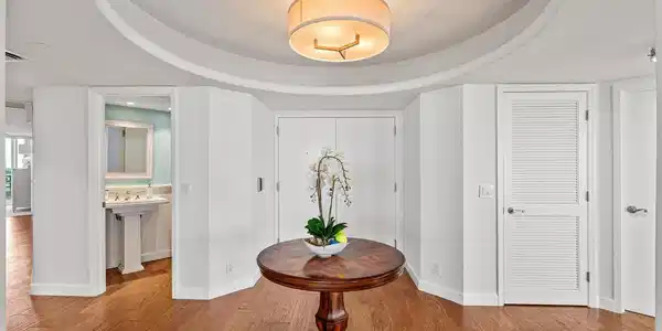 Image 4: FOYER