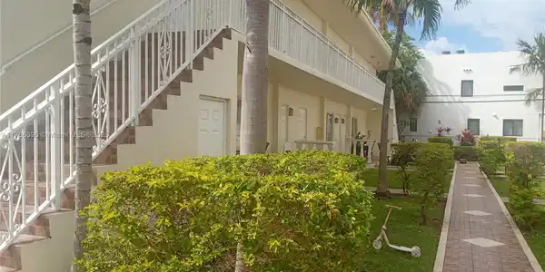 1950 Biarritz Dr