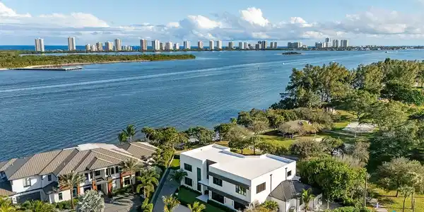 706 Lakeside