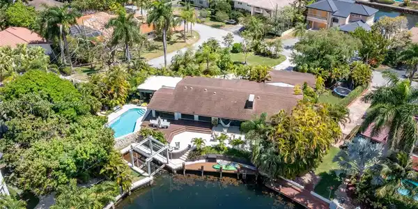 1240 Campamento Ave