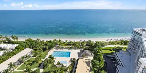 Image 4: Panoramic views ..Direct access to pristine sandy beaches