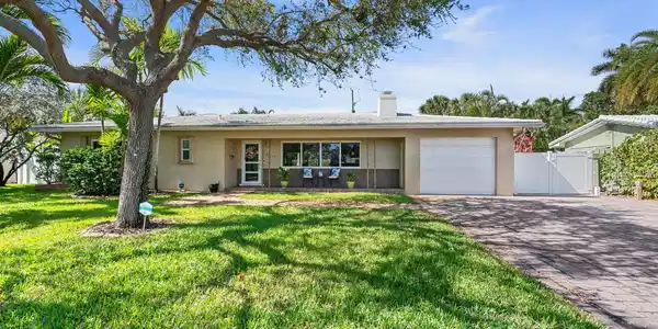 2549 NE 27th