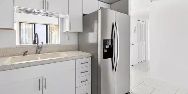 Image 4: Kitchen