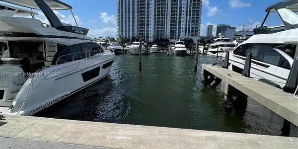 17211 Biscayne Blvd #100