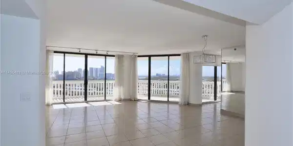 2000 Island Blvd