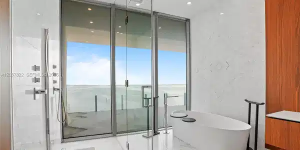 Image 4: Master Bath