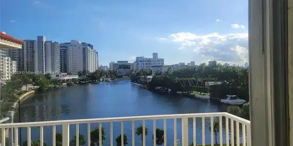2600 Collins Ave