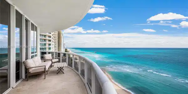 16001 Collins Ave