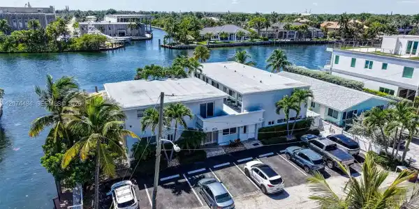 1705 N Riverside Dr