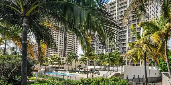 2625 Collins Ave