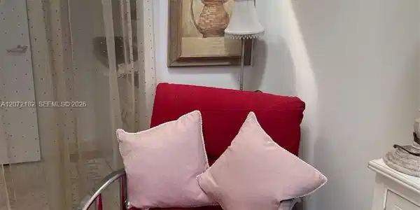 Image 4: SITTING AREA