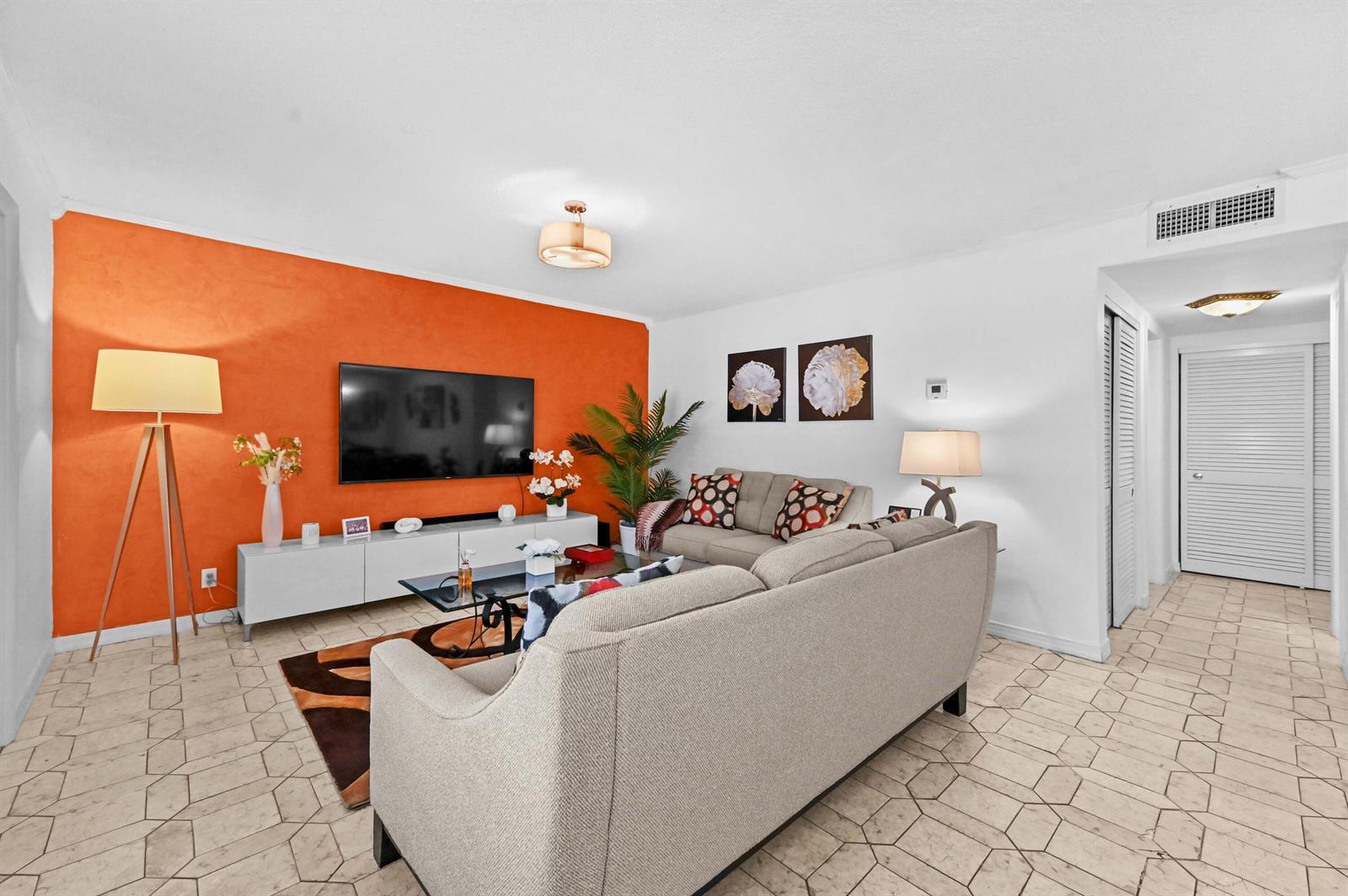 Image 3: 04 Living room 03